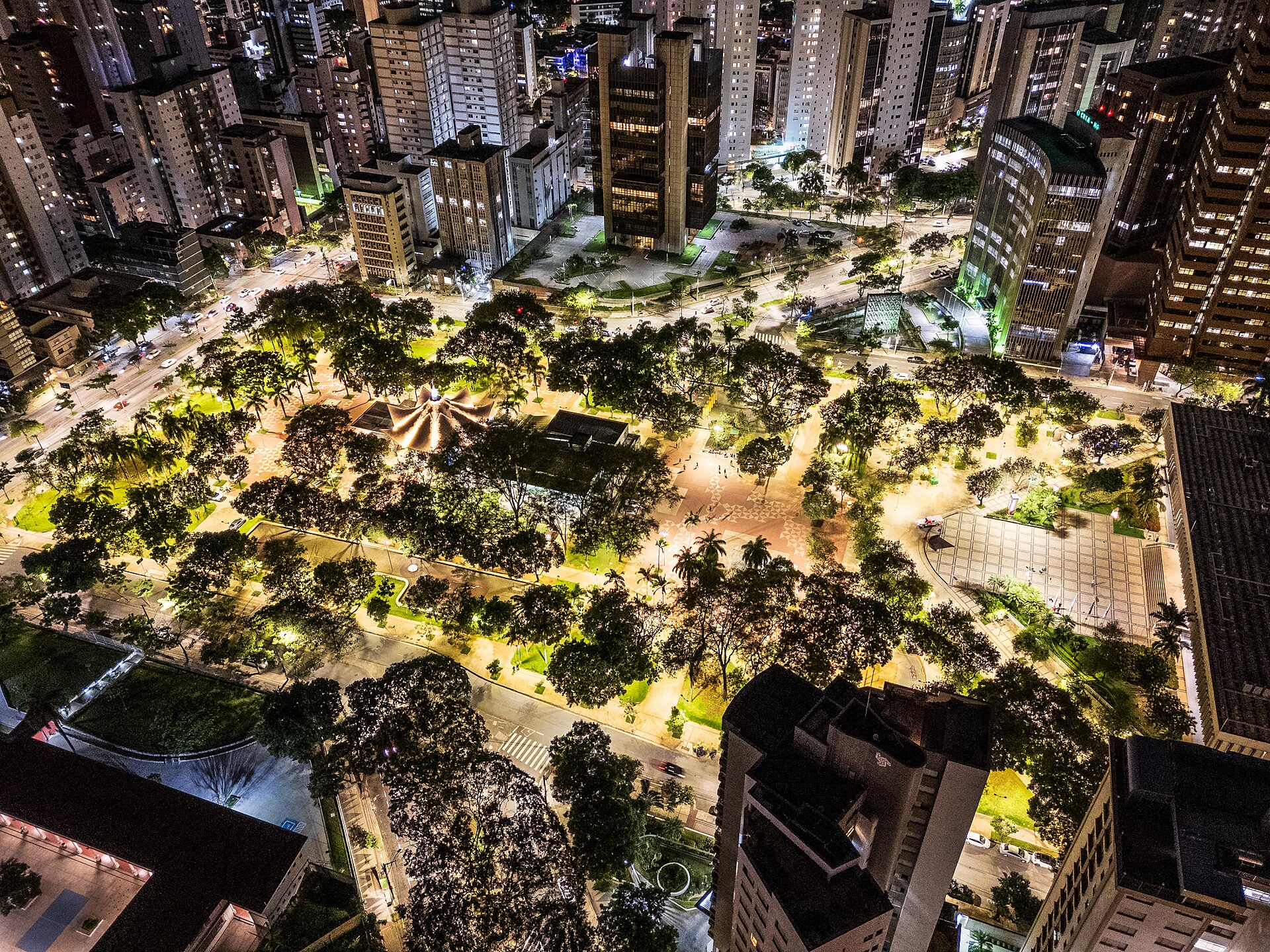 Imagem de referência de Praça Carlos Chagas, descrito nos dados abertos como praça em Belo Horizonte, Minas Gerais, Brasil