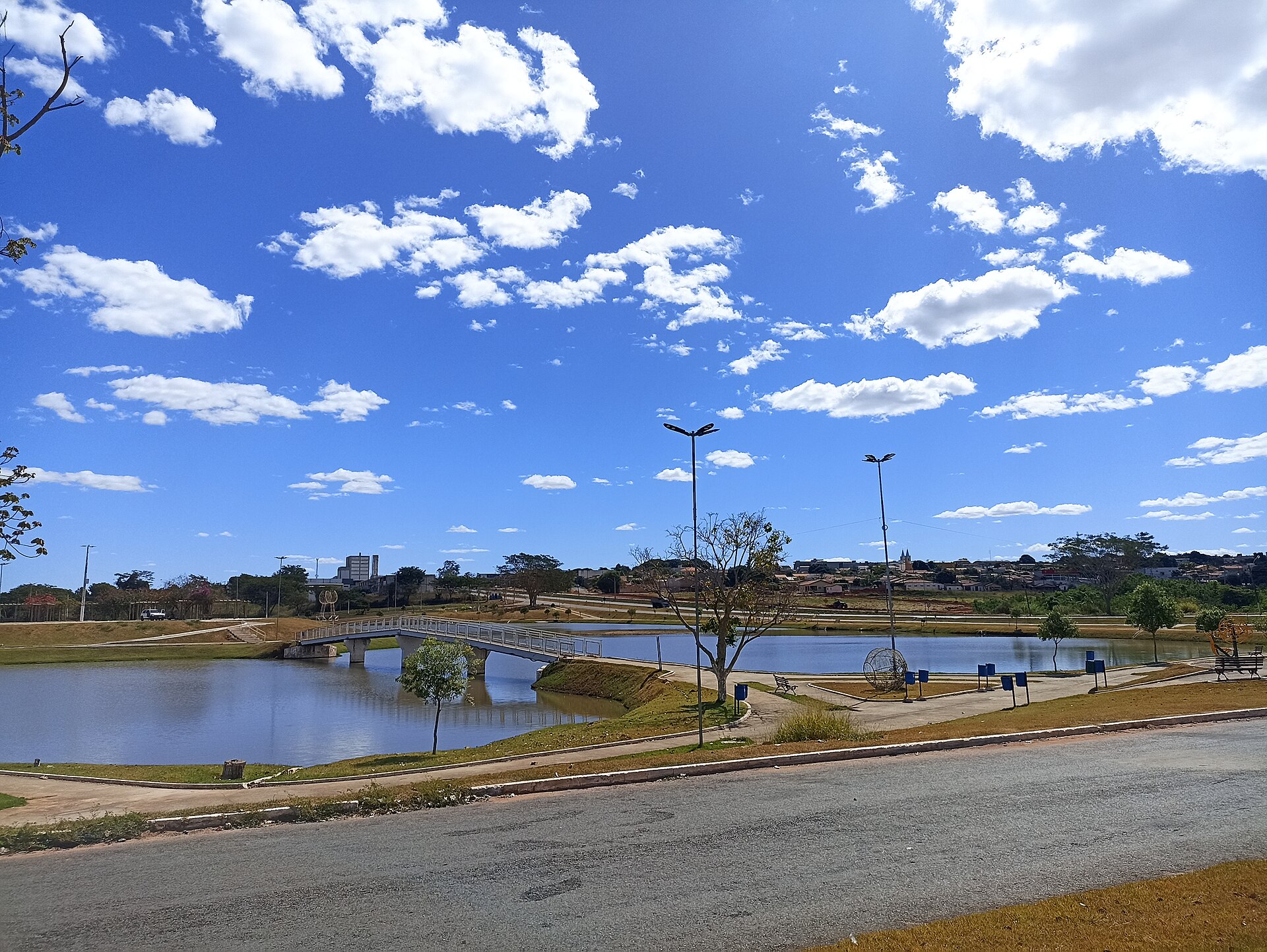Imagem de referência relacionada a Lago Municipal de São Luís de Montes Belos, item descrito como lago Municipal do município de São Luís de Montes Belos