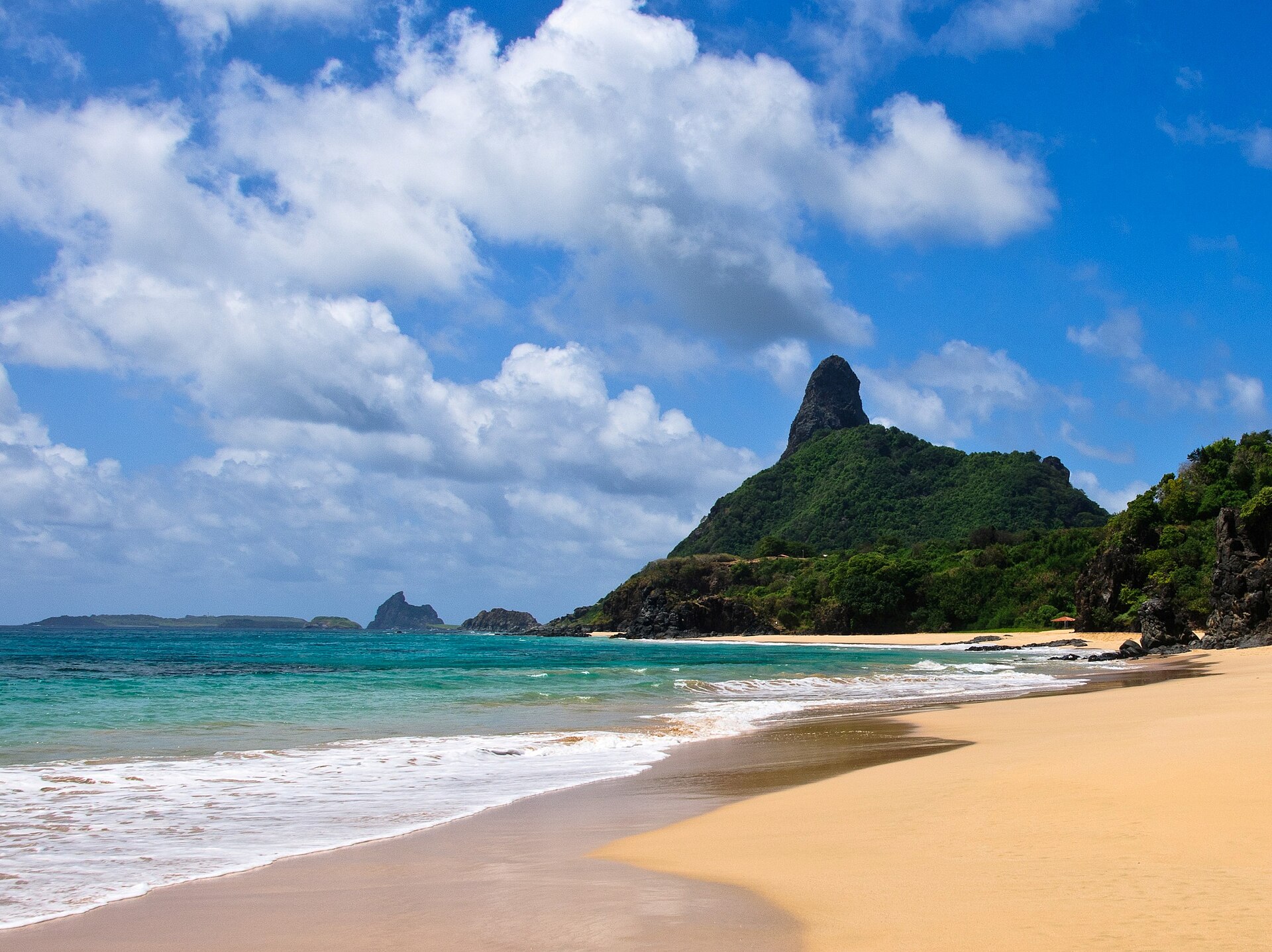 Imagem de referência de Morro do Pico, descrito nos dados abertos como ponto mais alto de Fernando de Noronha, arquipélago pertencente ao estado brasileiro de Pernambuco