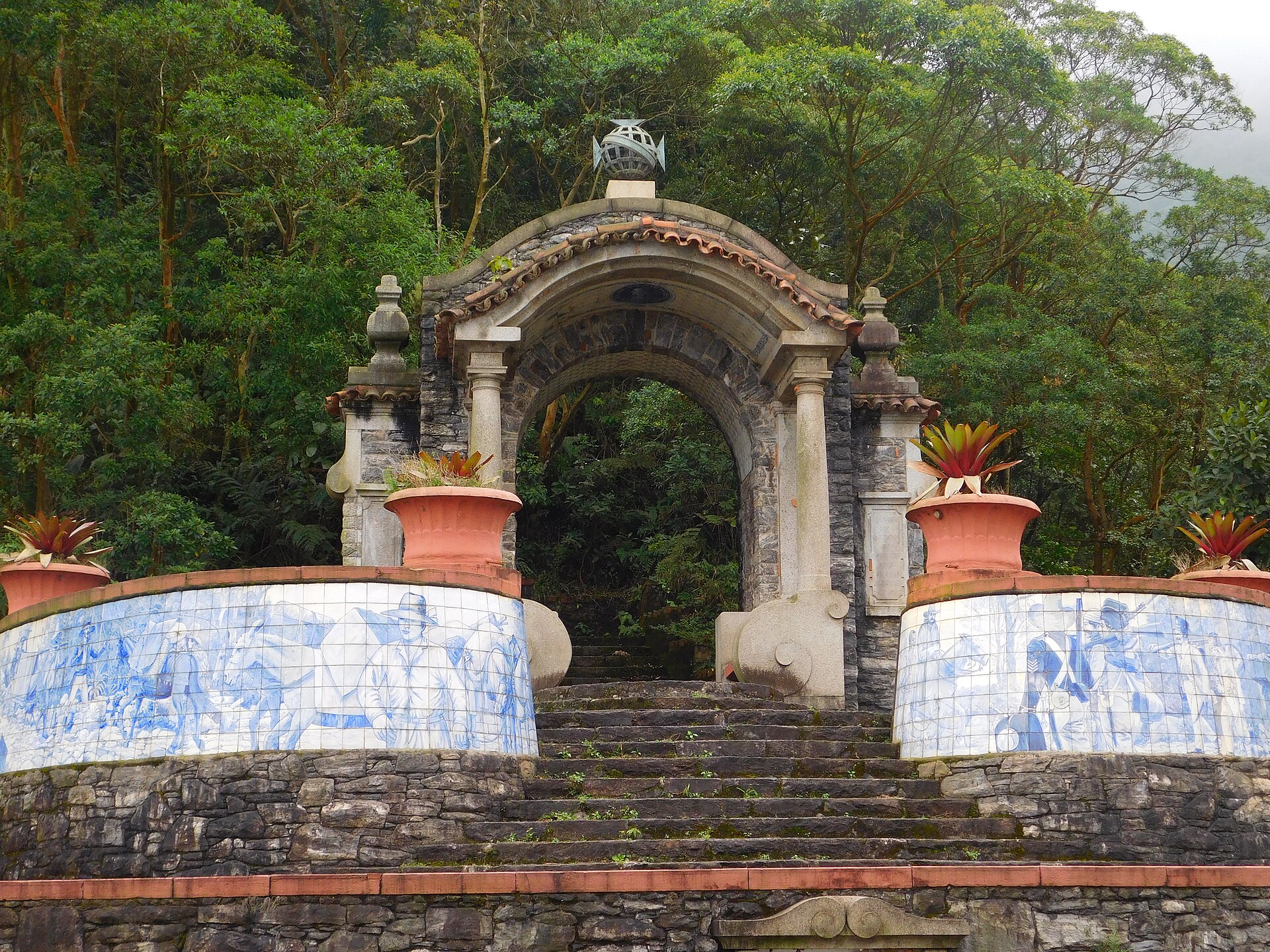 Imagem de referência de Estrada do Lorena, Monumentos de Victor Dubugras e Área de Mata Circundante, descrito nos dados abertos como conjunto de estruturas históricas tombadas em São Bernardo do Campo e Cubatão, Brasil