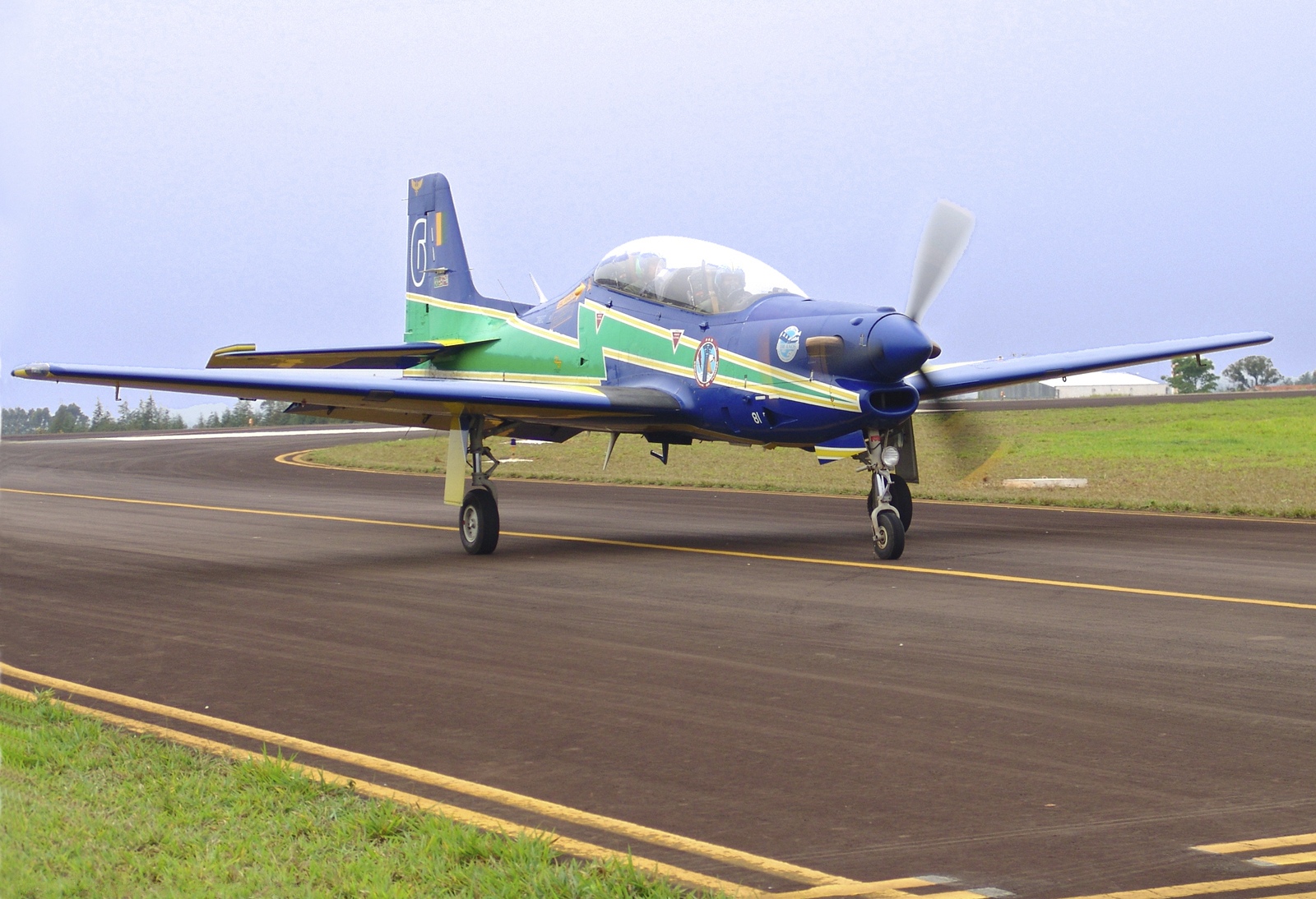 Imagem de referência de Embraer EMB-312, descrito nos dados abertos como avião turbohélice de treinamento e ataque leve