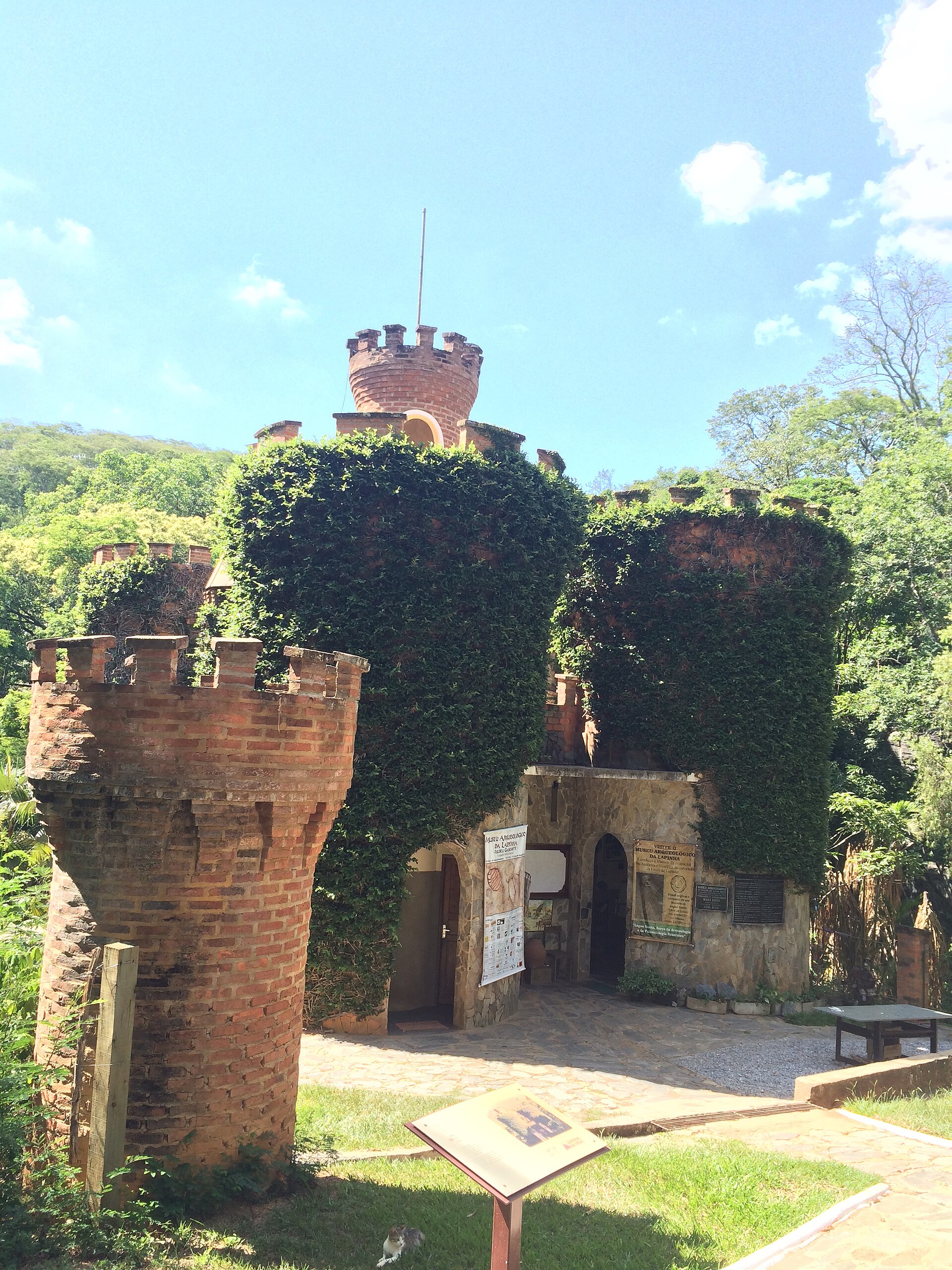 Imagem de referência de Museu Arqueológico da Lapinha, descrito nos dados abertos como museu em Lagoa Santa, Brasil