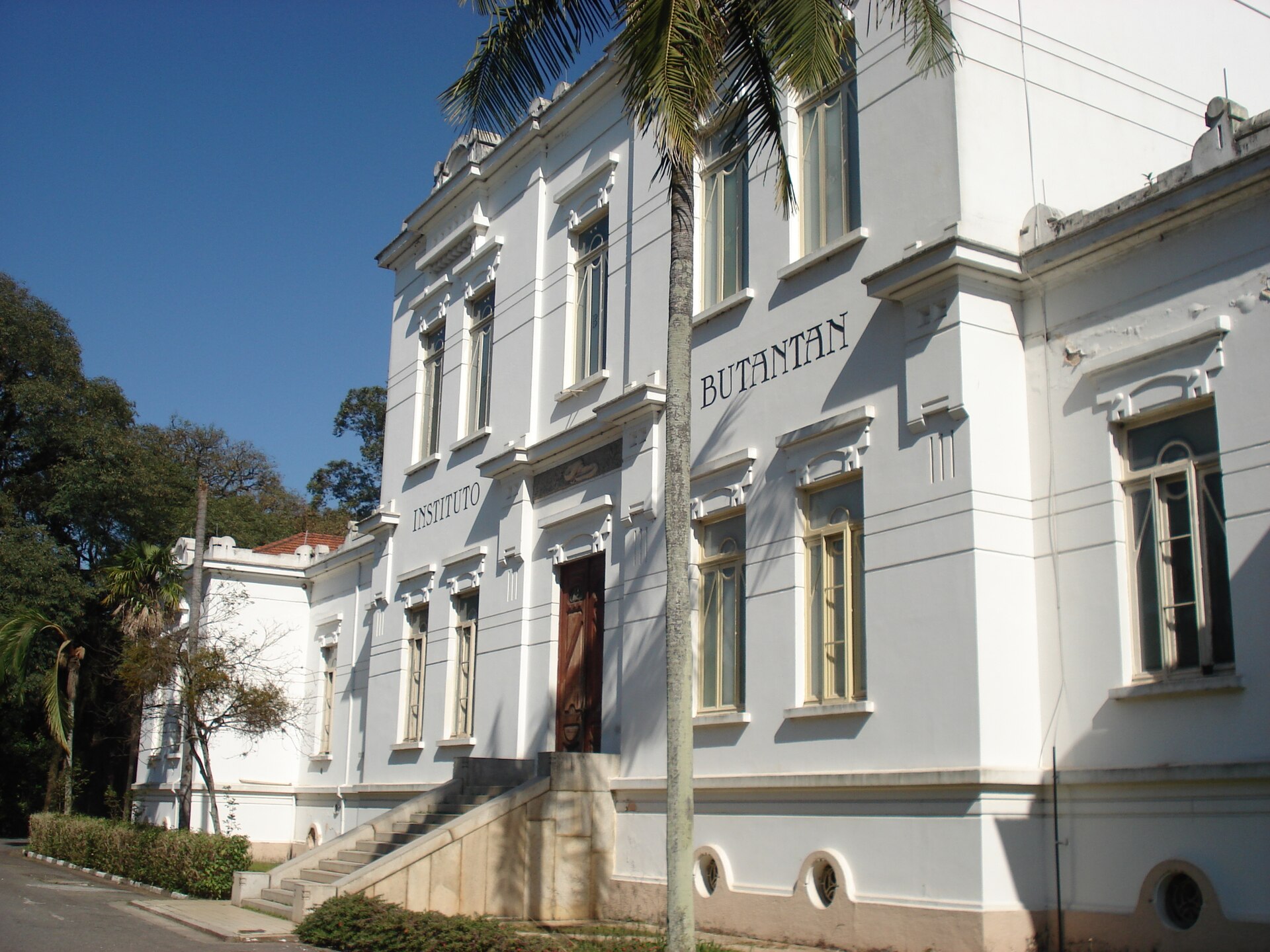 Imagem de referência de Instituto Butantan, descrito nos dados abertos como centro de pesquisa biológica em São Paulo, complexo de museus e parque de acesso público