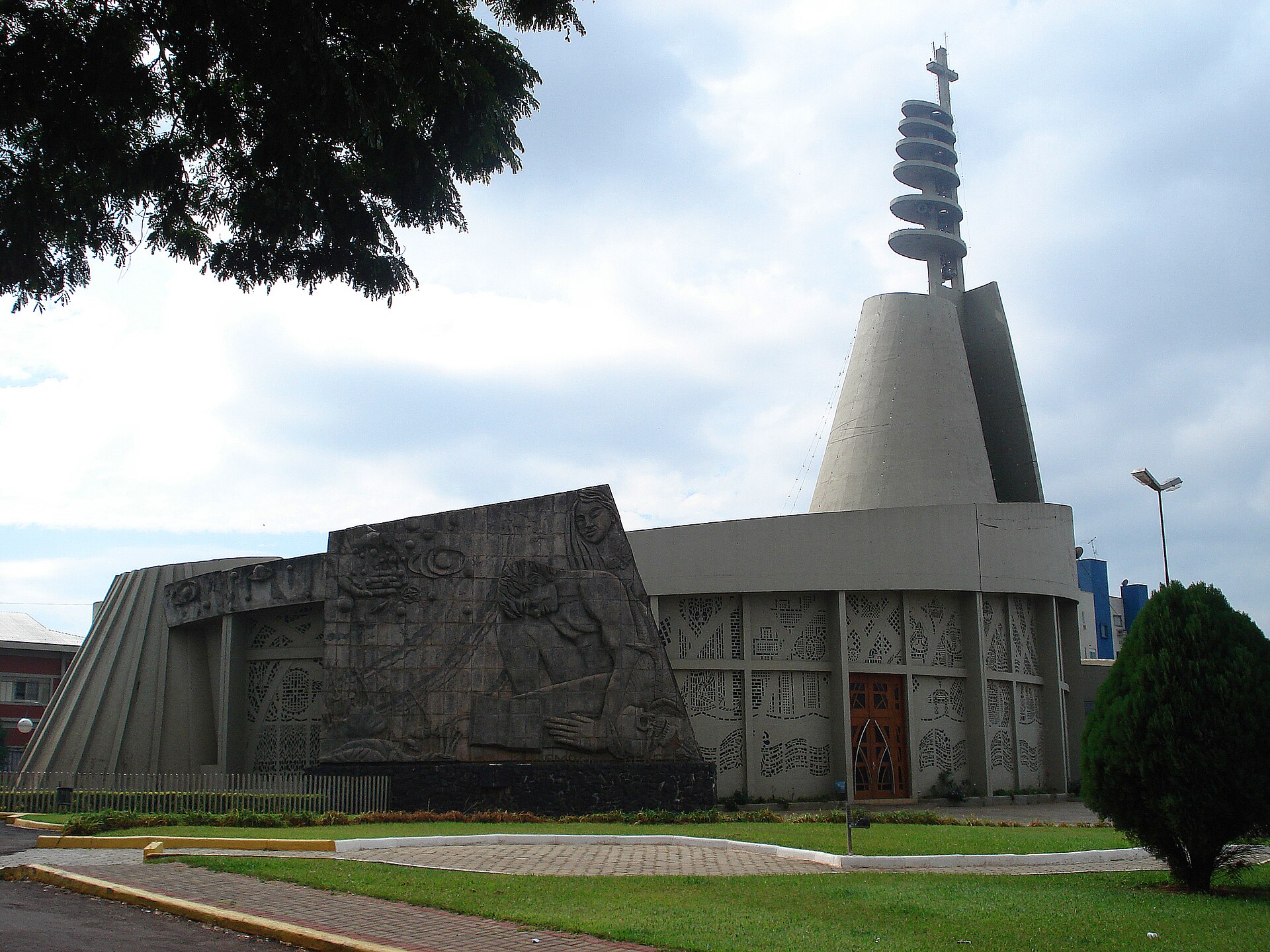 Imagem de referência de Catedral Cristo Rei, descrito nos dados abertos como igreja em Toledo, Brasil