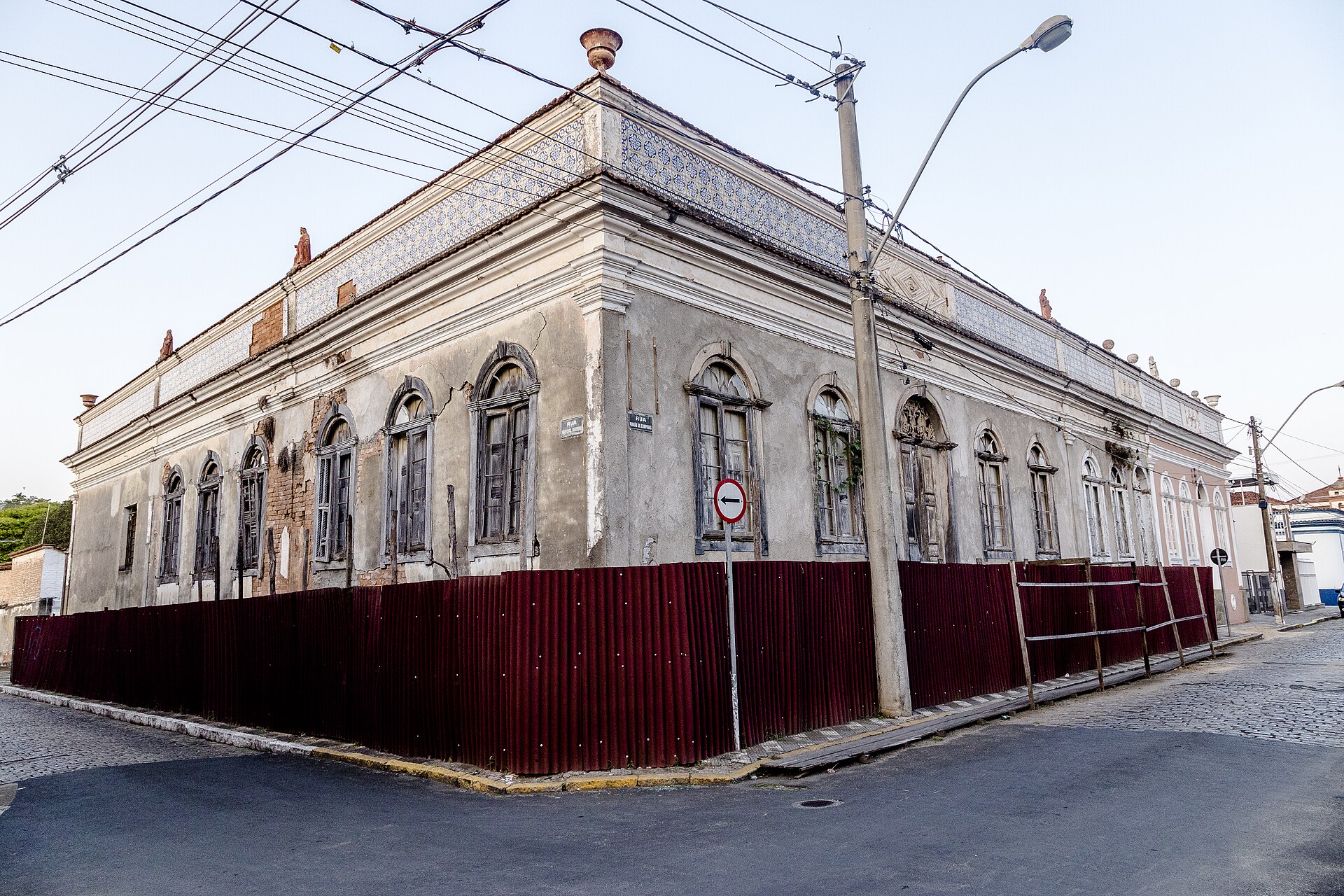 Imagem de referência de Casarão 1, descrito nos dados abertos como bem tombado pelo CONDEPHAAT na cidade de Amparo