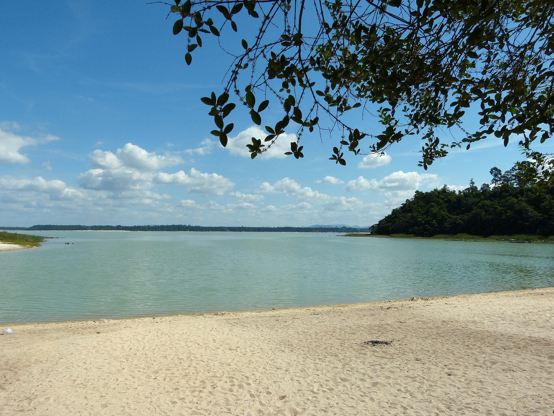 Imagem de referência de Lagoa Juparanã, descrito nos dados abertos como lago no Espírito Santo, Brasil