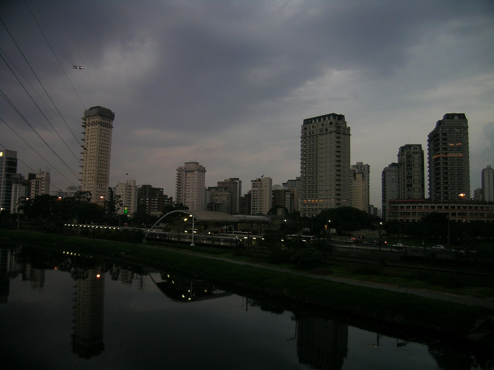 Imagem de referência de Rio Pinheiros, descrito nos dados abertos como rio no município de São Paulo