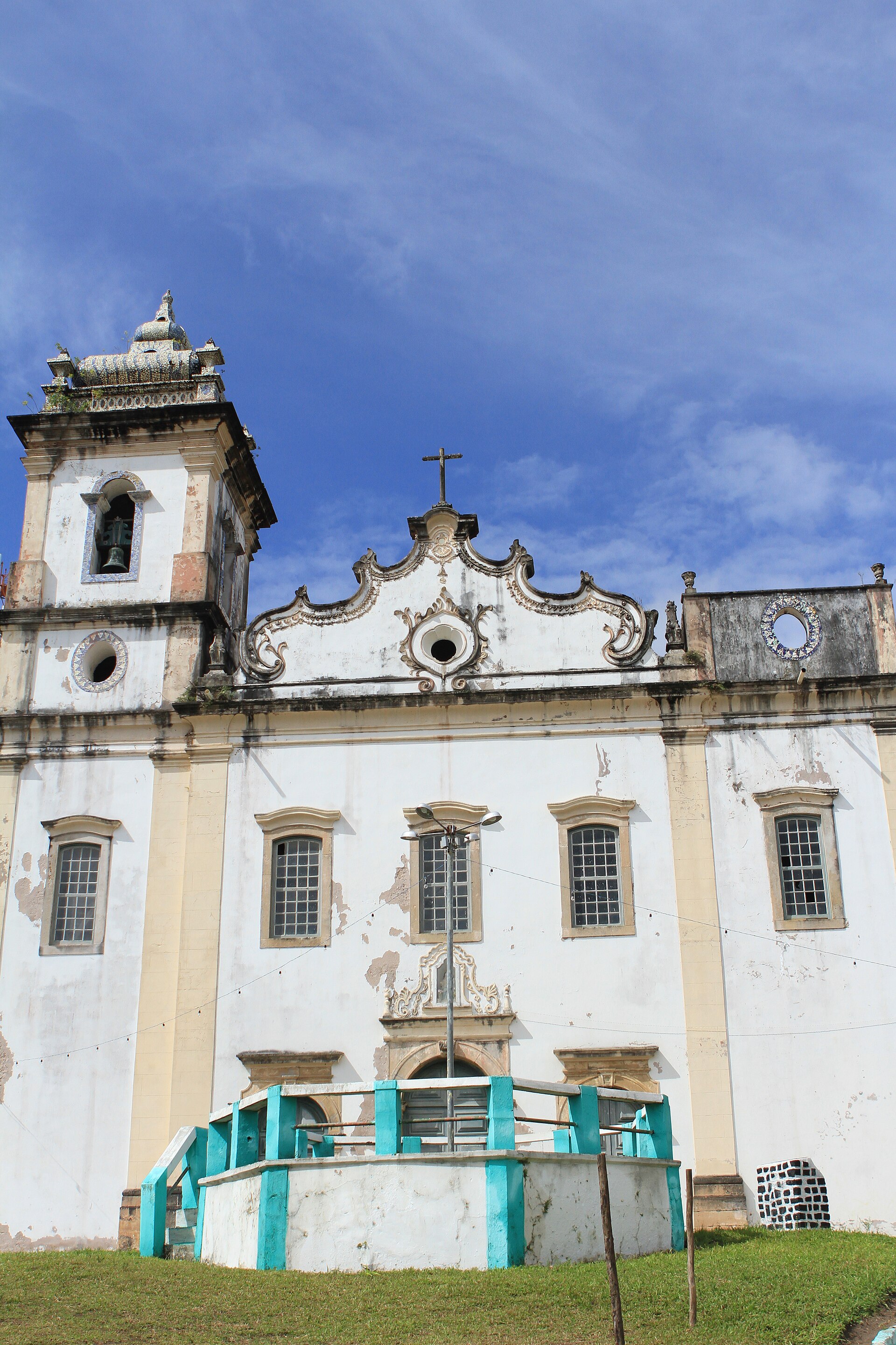 Imagem de referência de Igreja Matriz de Nossa Senhora da Ajuda, descrito nos dados abertos como bem tombado pelo Instituto do Patrimônio Artístico e Cultural da Bahia na cidade de Jaguaripe
