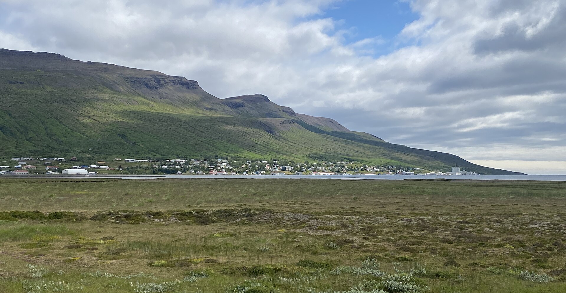 Imagem de referência relacionada a Fáskrúðsfjörður, item descrito como localidade na Islândia