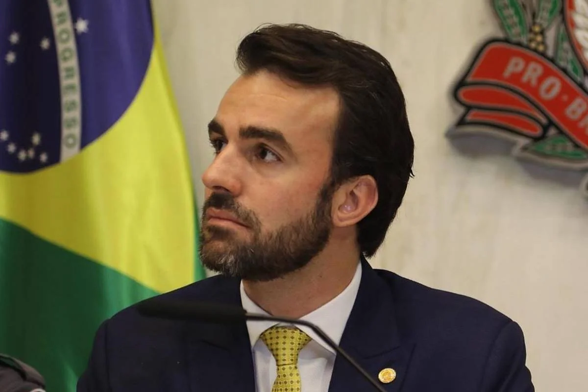 Na imagem colorida, Lucas Bove olha para o lado e usa terno - Metrópoles