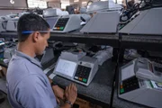 Eleições 2026: urnas eletrônicas são abertas e votação inicia na Europa