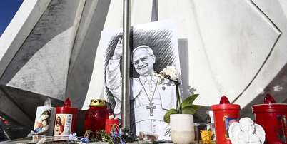 Homenagens ao papa Leão XIV diante do Hospital Agostino Gemelli, em Roma Foto: ANSA / Ansa - Brasil