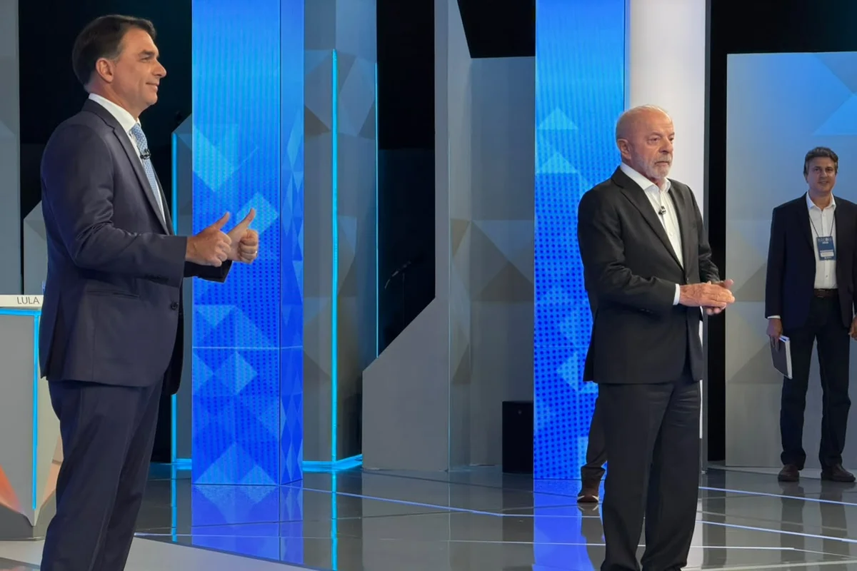 Em debate, Flávio Bolsonaro promete pedágio zero para motociclistas