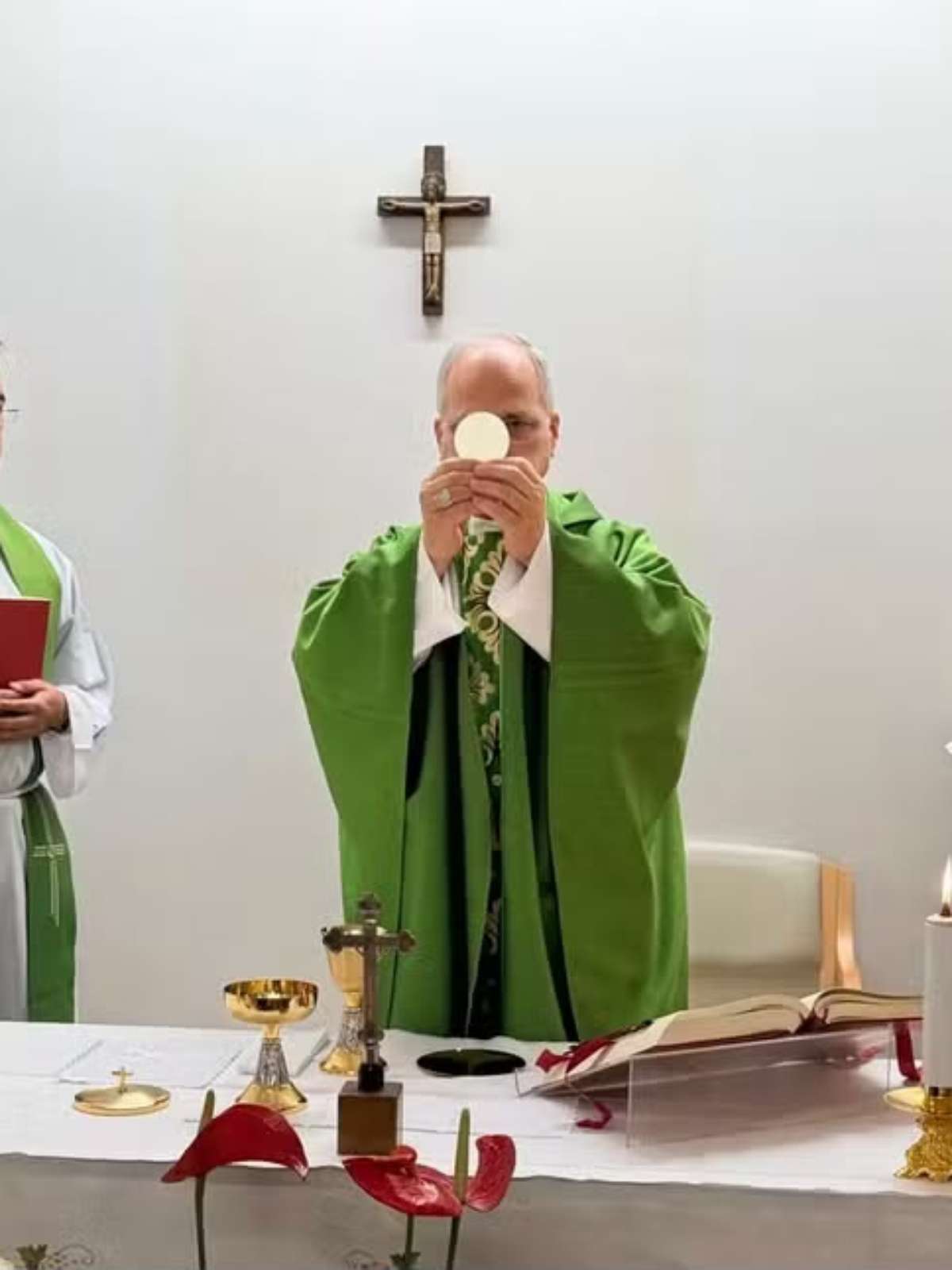 Vaticano divulga primeiras fotos do Papa após internação; veja