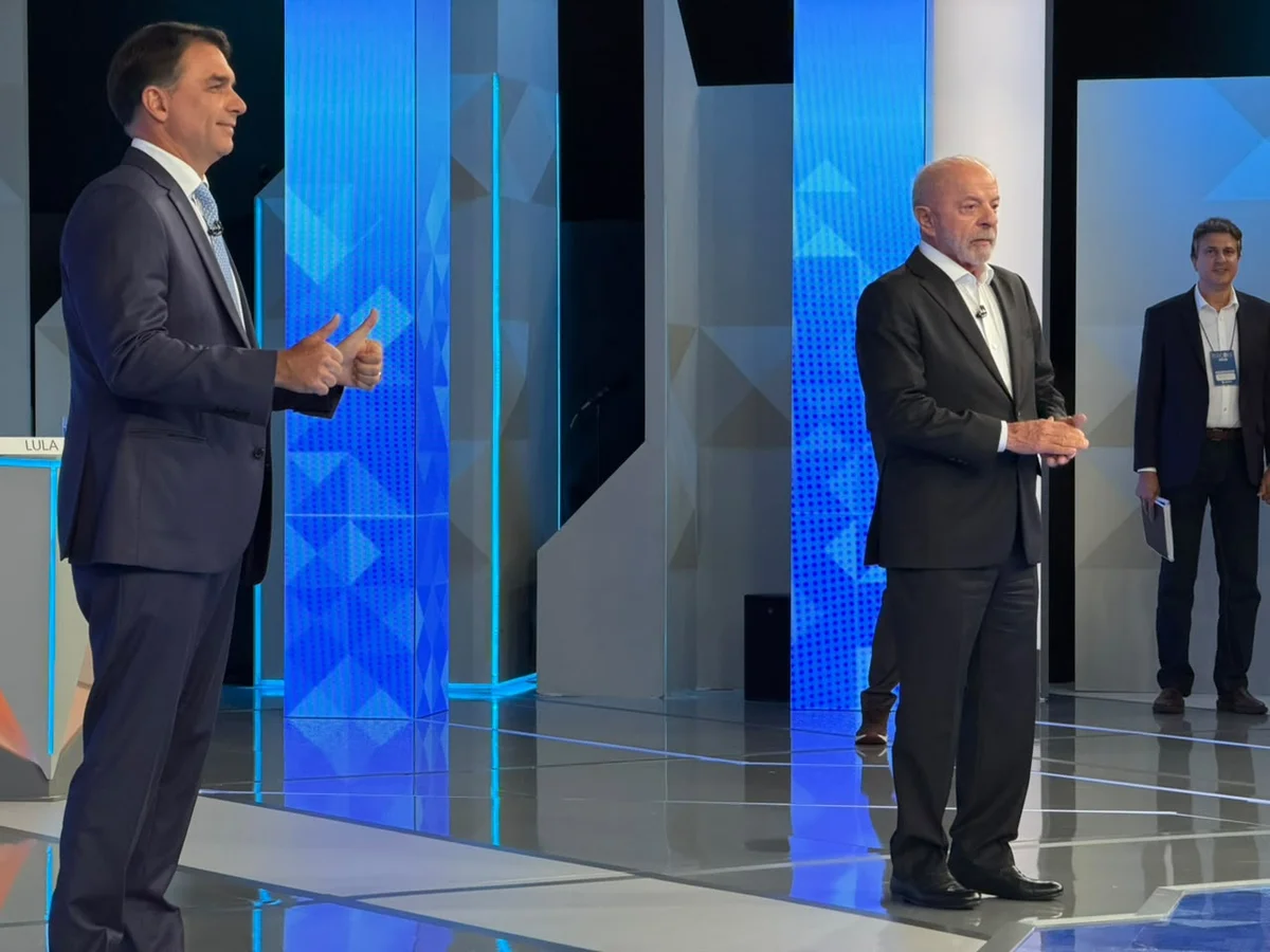 Em debate, Flávio Bolsonaro promete pedágio zero para motociclistas
