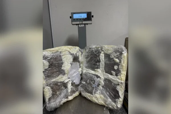 Mulher é presa pela PF em aeroporto com "supermaconha" escondida em malas