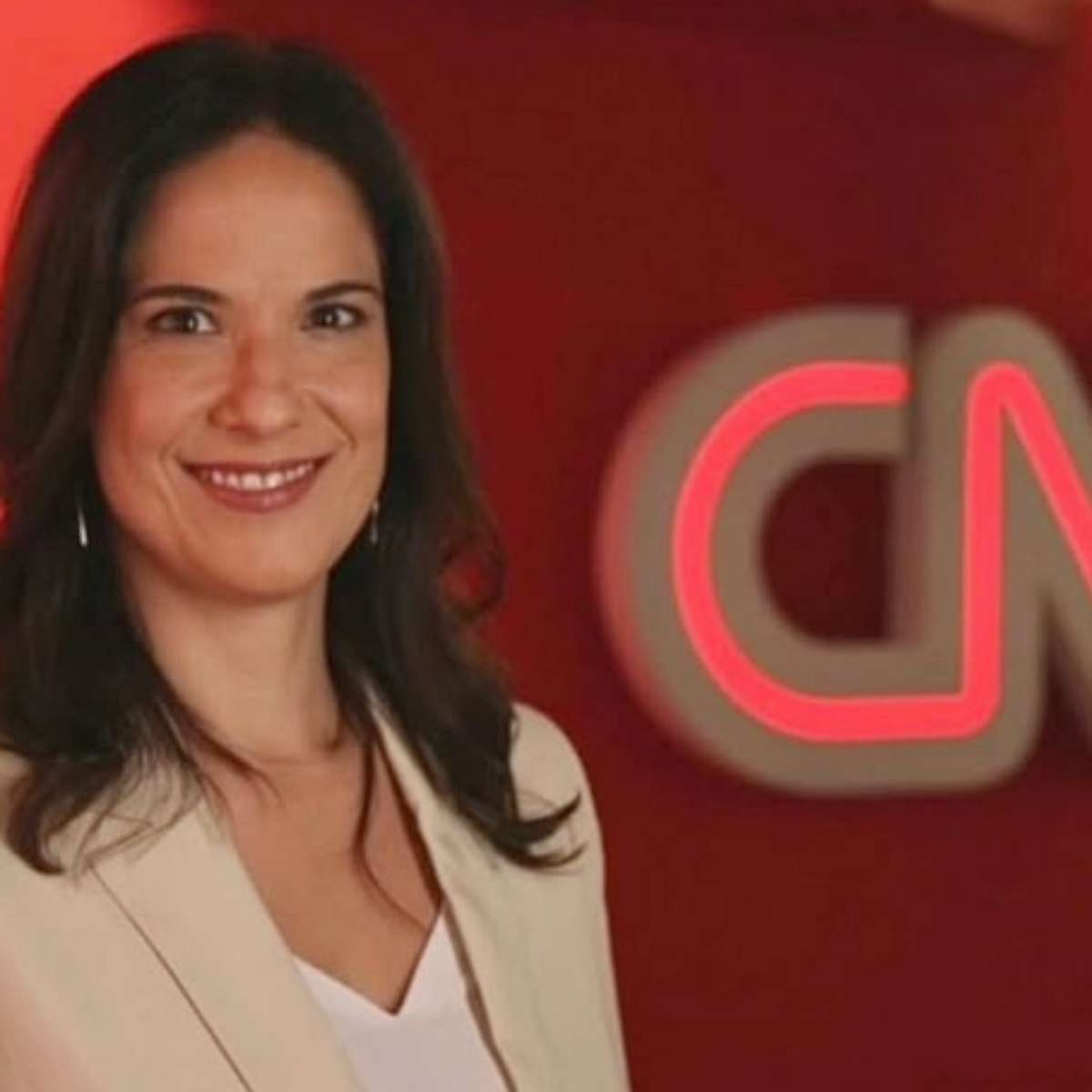 Apresentadora Clarissa Oliveira anuncia saída da CNN Brasil: “Tempinho para cuidar da vida”