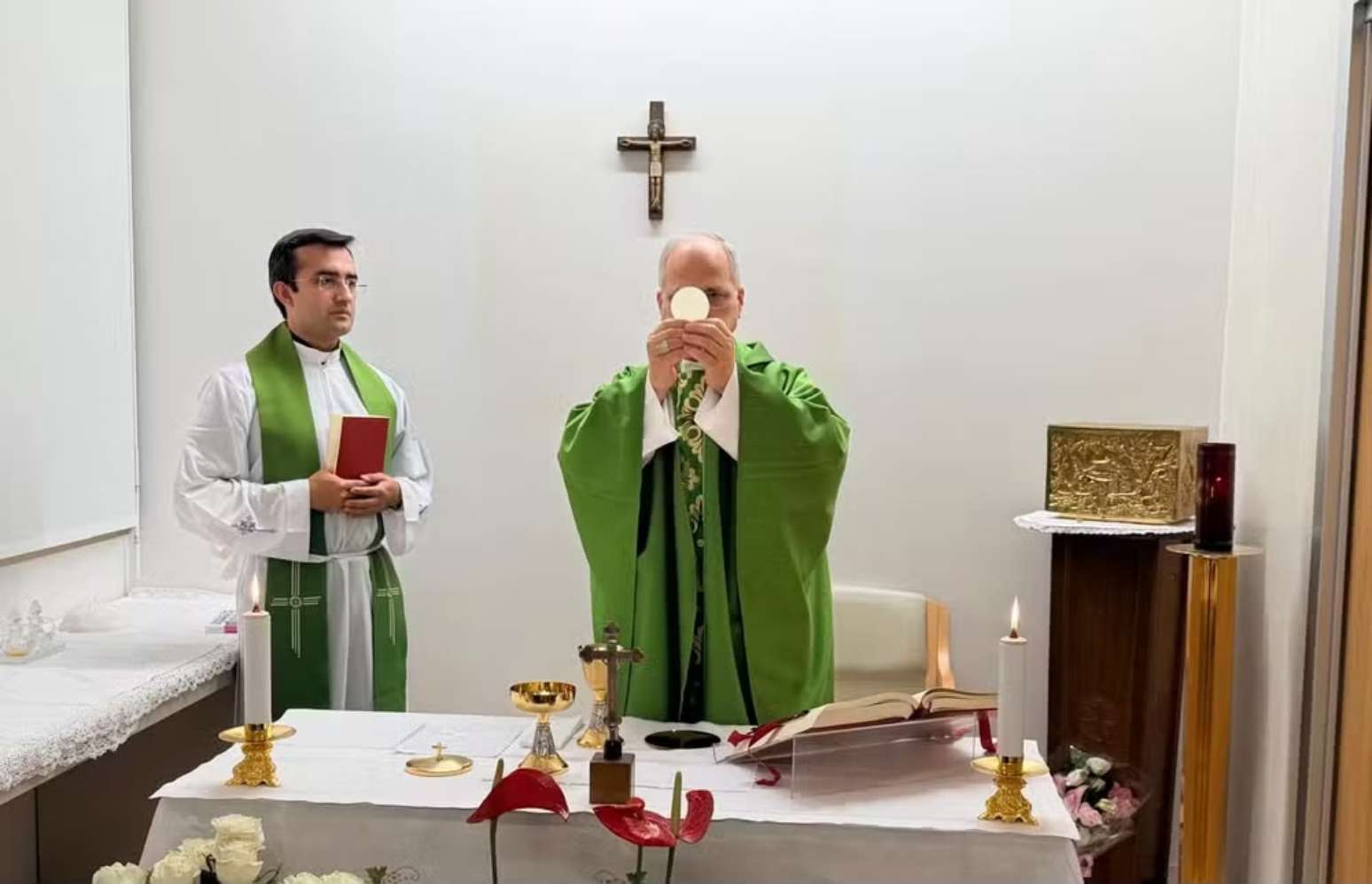 As imagens mostram o pontífice de 71 anos rezando uma missa em uma sala no 10º andar do Hospital Policlínico Agostino Gemelli, em Roma