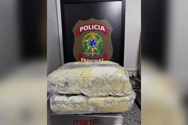 Mulher é presa pela PF em aeroporto com "supermaconha" escondida em malas