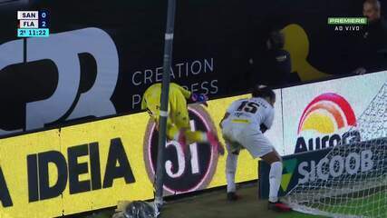 Arão joga Rossi por cima da placa de publicidade