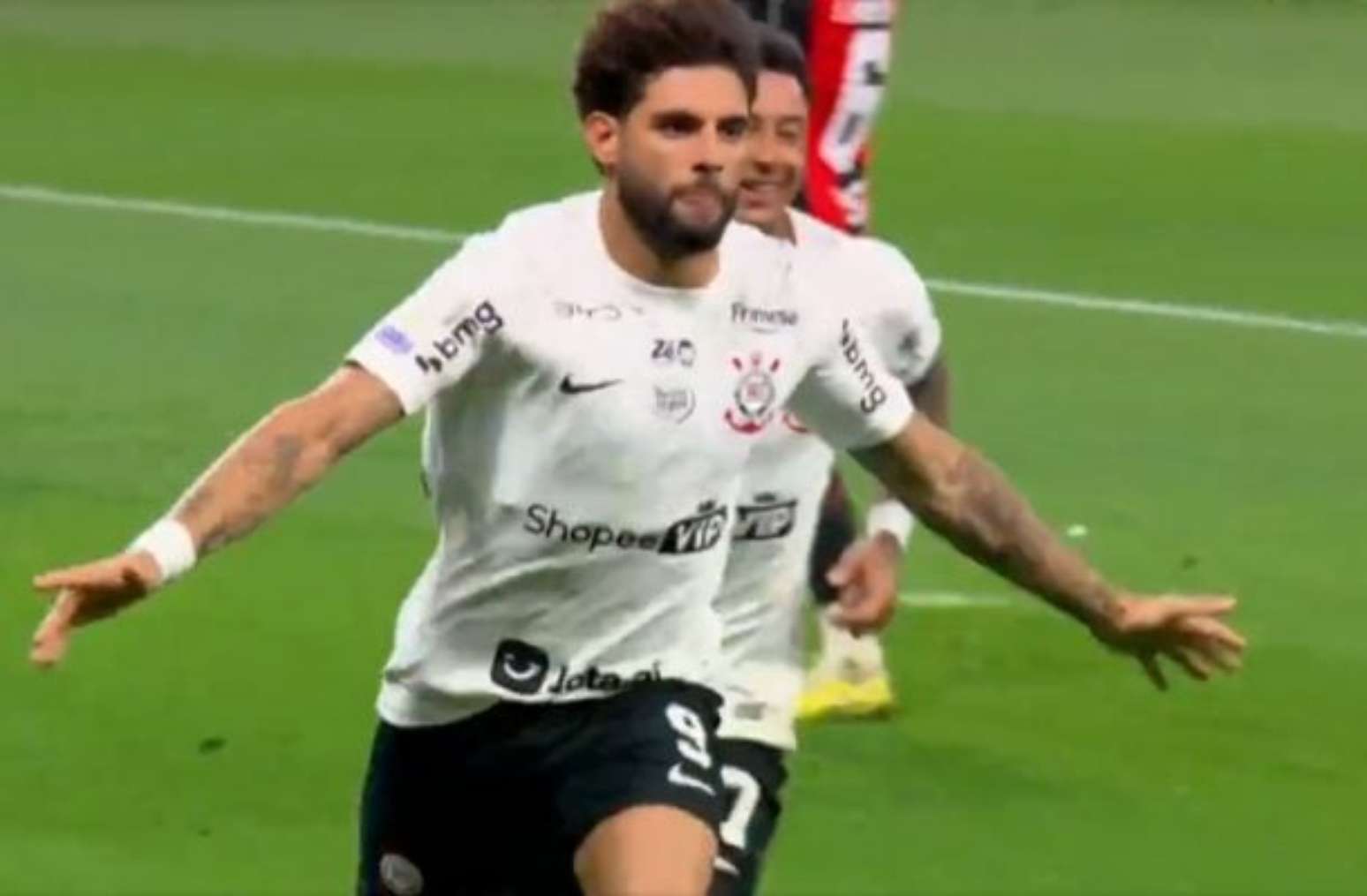 Yuri Alberto, de p&ecirc;nalti, marcou o gol do Corinthians sobre o Vit&oacute;ria &ndash;