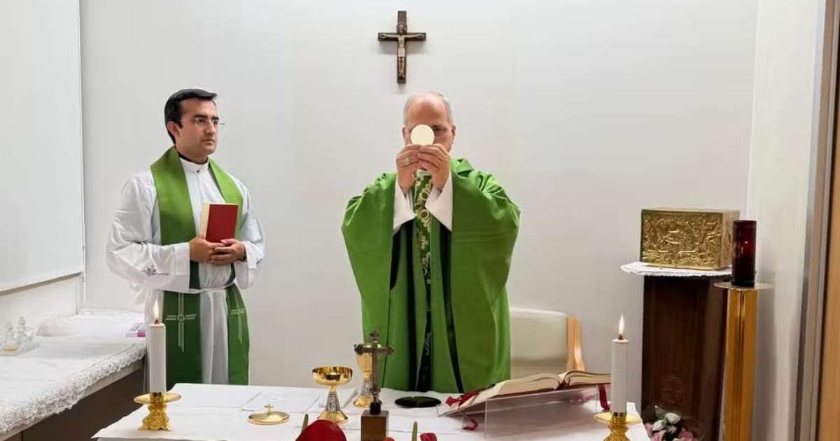 Vaticano divulga primeiras fotos do Papa após internação; veja