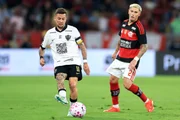 Disputa de bola em Flamengo x Atlético-MG