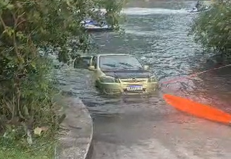 Carro cai em canal e ocupantes conseguem sair antes de veículo afundar na Barra da Tijuca