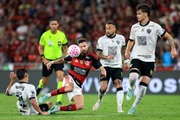 Disputa de bola em Flamengo x Atlético-MG