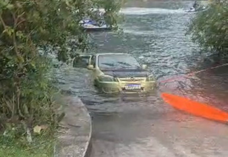 Carro cai em canal e ocupantes conseguem sair antes de veículo afundar na Barra da Tijuca