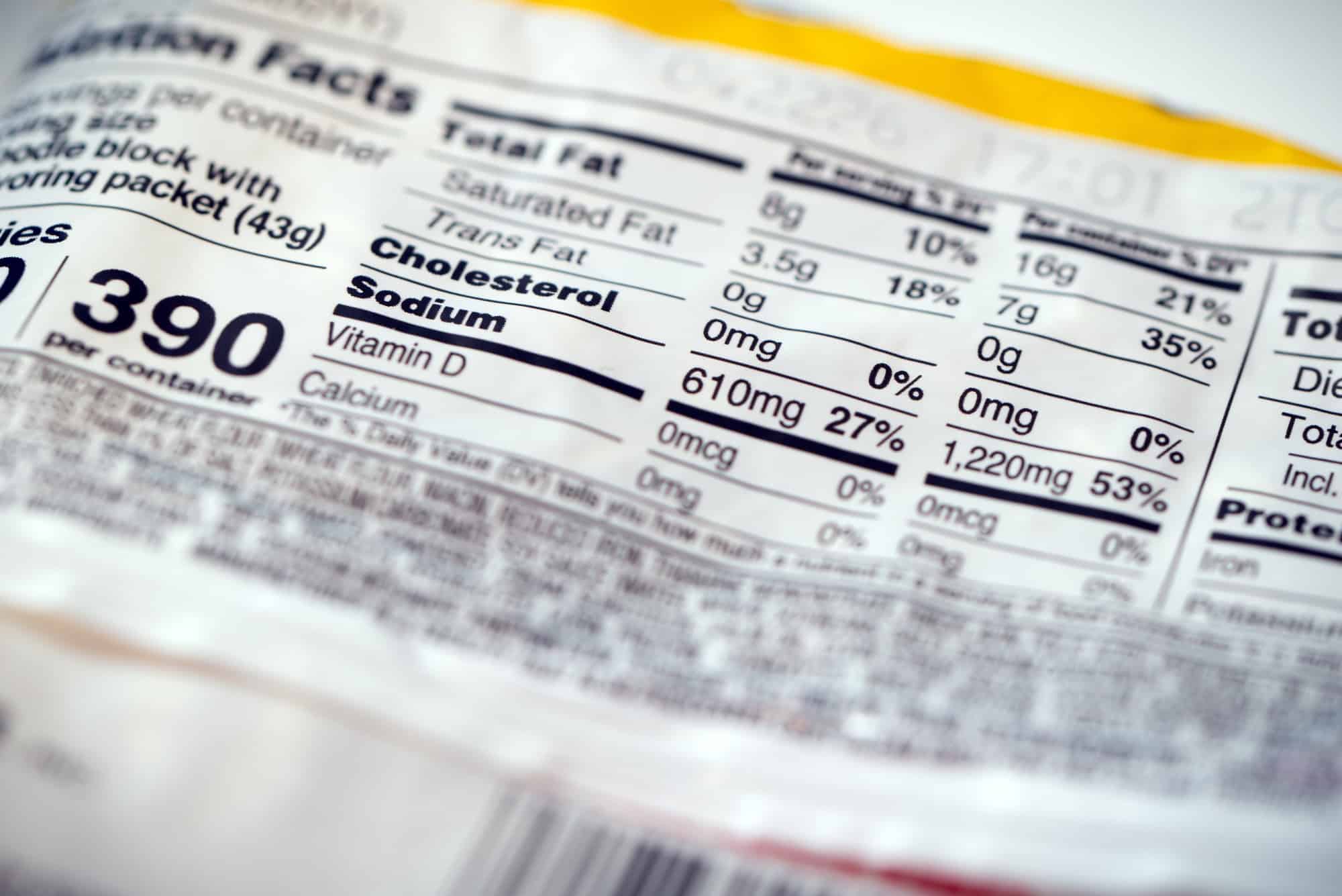 valores nutricionais de produto mostrando alto nível de sódio