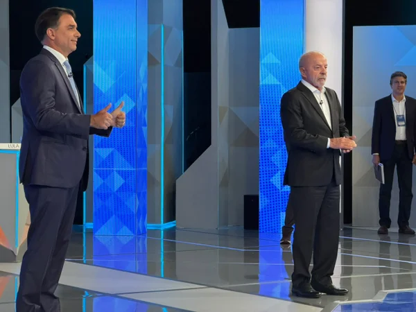 Em debate, Flávio Bolsonaro promete pedágio zero para motociclistas