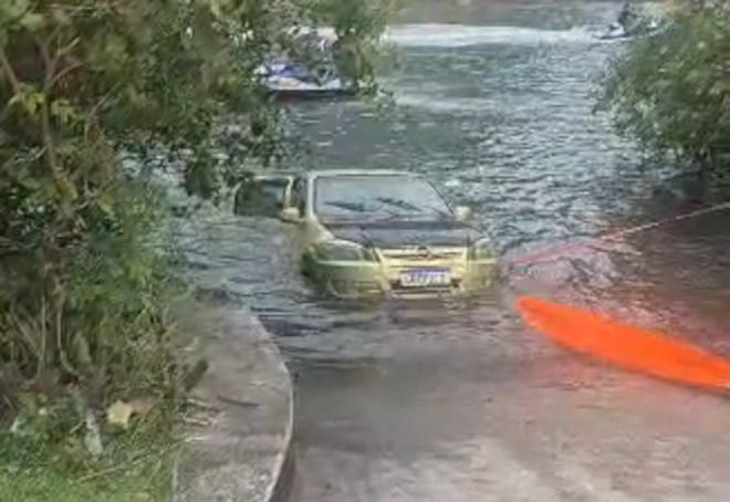 Carro cai em canal e ocupantes conseguem sair antes de veículo afundar na Barra da Tijuca