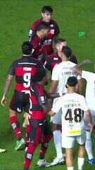 Leve treta entre Neymar e Paquetá em Santos x Flamengo