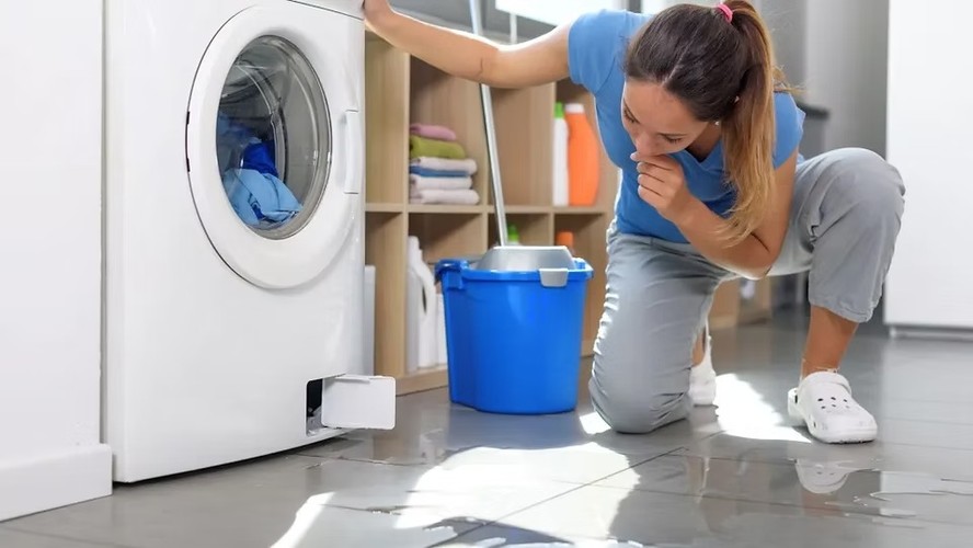 Máquina de lavar vazando água por baixo: veja 6 motivos e como resolver