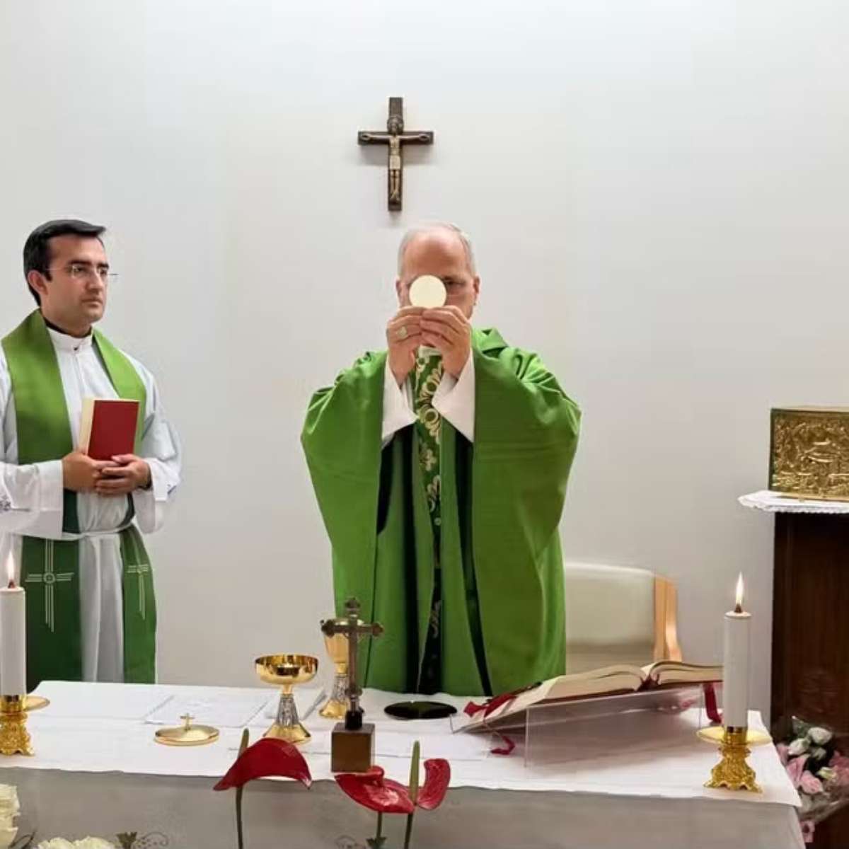 Vaticano divulga primeiras fotos do Papa após internação; veja