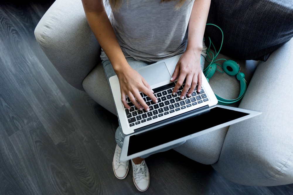O notebook pode iniciar, mas a tela pode continuar sem mostrar imagem — Foto: Reprodução/Freepik
