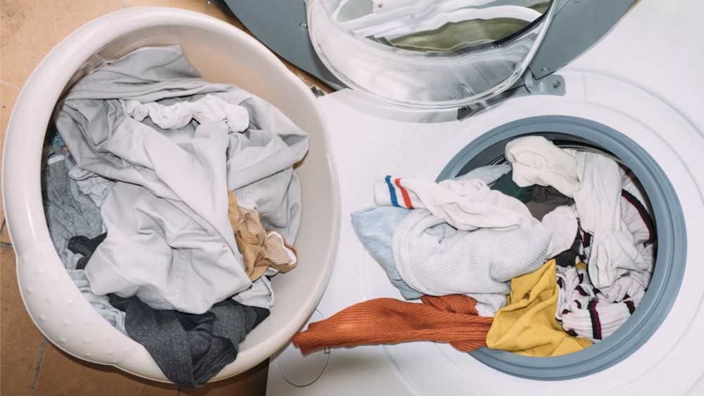 Fique atento a posição das roupas, toalhas, cobertores e demais itens pesados — Foto: Reprodução/Elena Helade no Unsplash