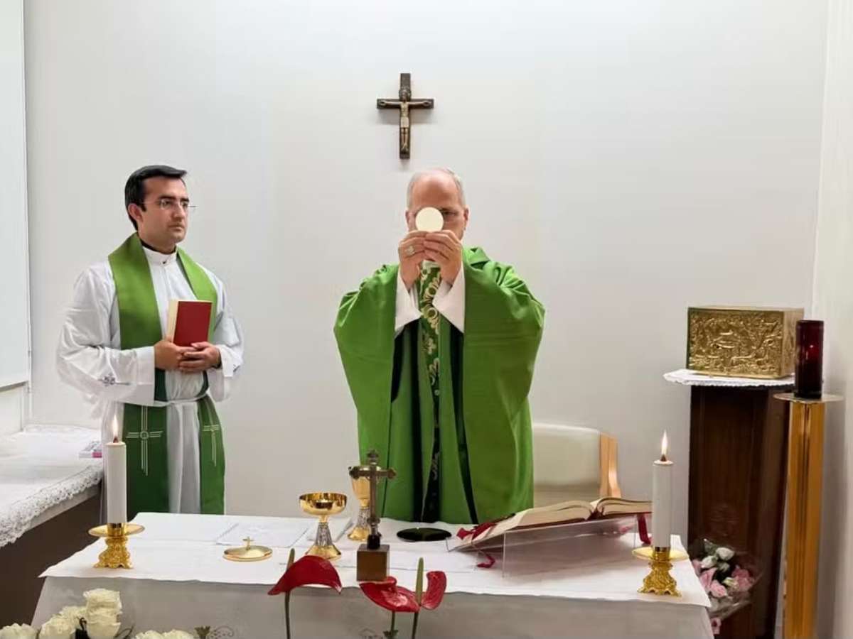 Vaticano divulga primeiras fotos do Papa após internação; veja