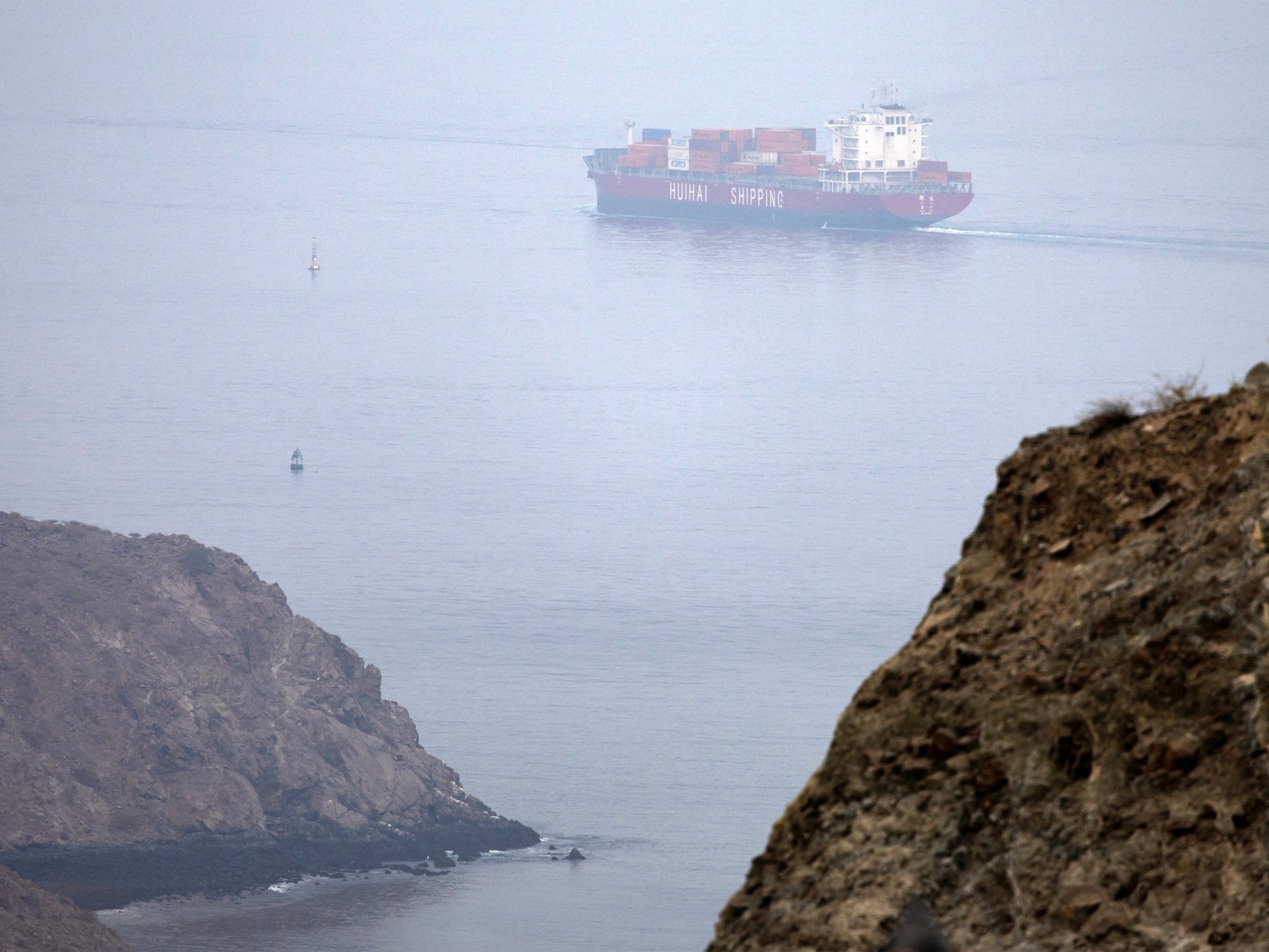 Guerra no Irã ao vivo: Teerã jura lutar até que os EUA cedam enquanto navios afundam no Estreito de Ormuz