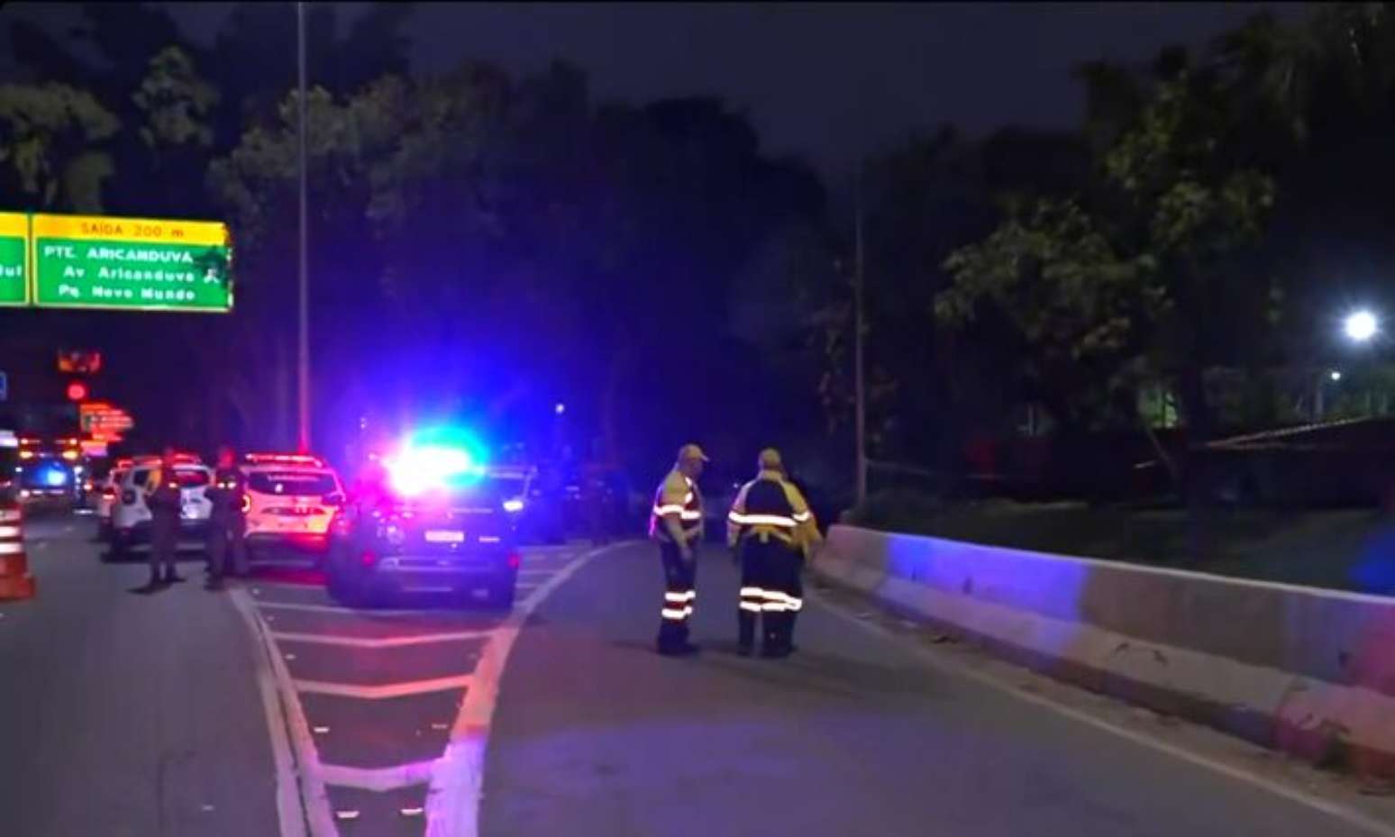 Um suspeito foi morto a tiros pela PM na Marginal Tiet&ecirc;; corpo esquartejado foi encontrado no local.