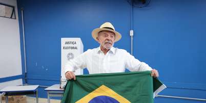 Lula posou com bandeira do Brasil ap&oacute;s votar no &uacute;ltimo domingo, 4 Foto: WERTHER SANTANA/ESTAD&Atilde;O CONTE&Uacute;DO/ESTAD&Atilde;O CONTE&Uacute;DO