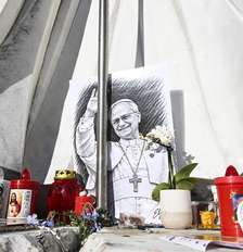 Homenagens ao papa Leão XIV diante do Hospital Agostino Gemelli, em Roma Foto: ANSA / Ansa - Brasil
