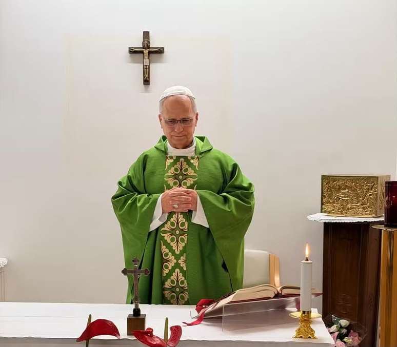 Vaticano divulga primeiras fotos do Papa após internação; veja