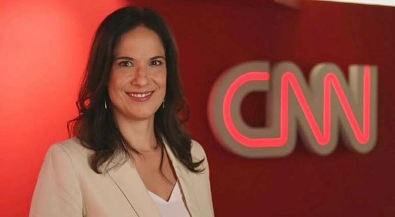 Apresentadora Clarissa Oliveira anuncia saída da CNN Brasil: “Tempinho para cuidar da vida”