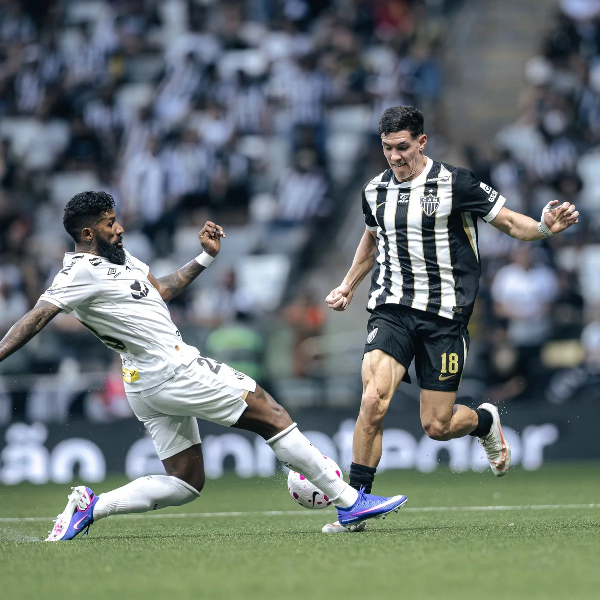 Com gol de bicicleta, Atlético-MG vira nos acréscimos e vence Santos