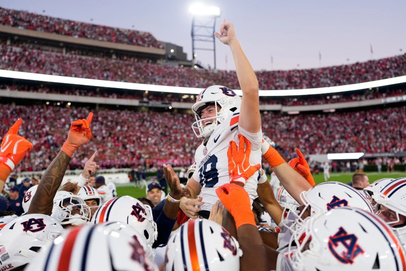 Alex McPherson após acertar chute da vitória por Auburn contra Georgia Reprodução Site/Auburn/Bryce Mitchell