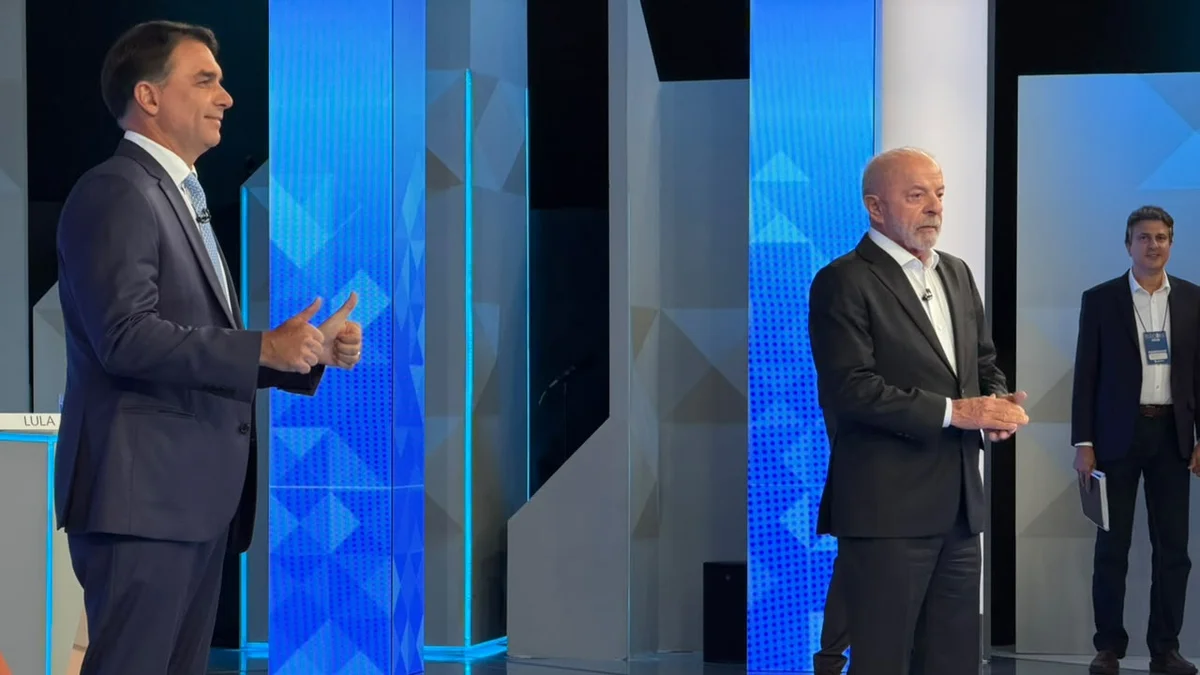 Em debate, Flávio Bolsonaro promete pedágio zero para motociclistas