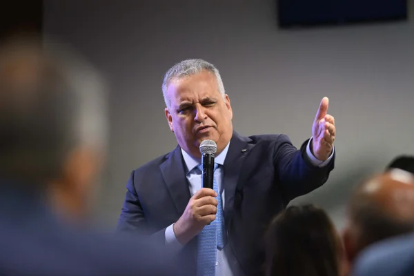 TSE manda vice de Flávio Bolsonaro apagar vídeo que acusa Lula de propina
