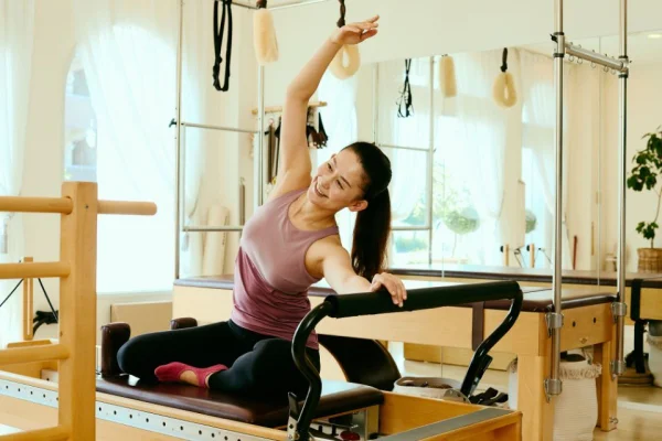 Muitas horas sentado? Pilates ajuda a melhorar postura e aliviar a tensão